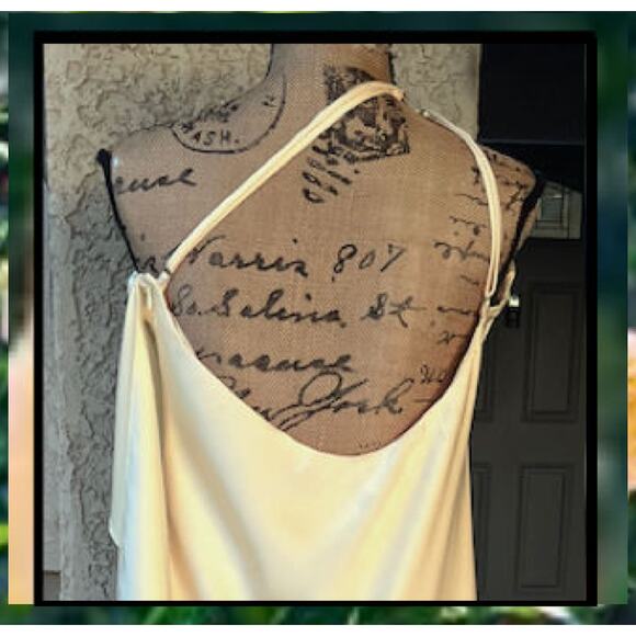 Petal & Pup Butter Yellow Aila with Rosette on One Shoulder Dress Size L - Picture 5 of 13